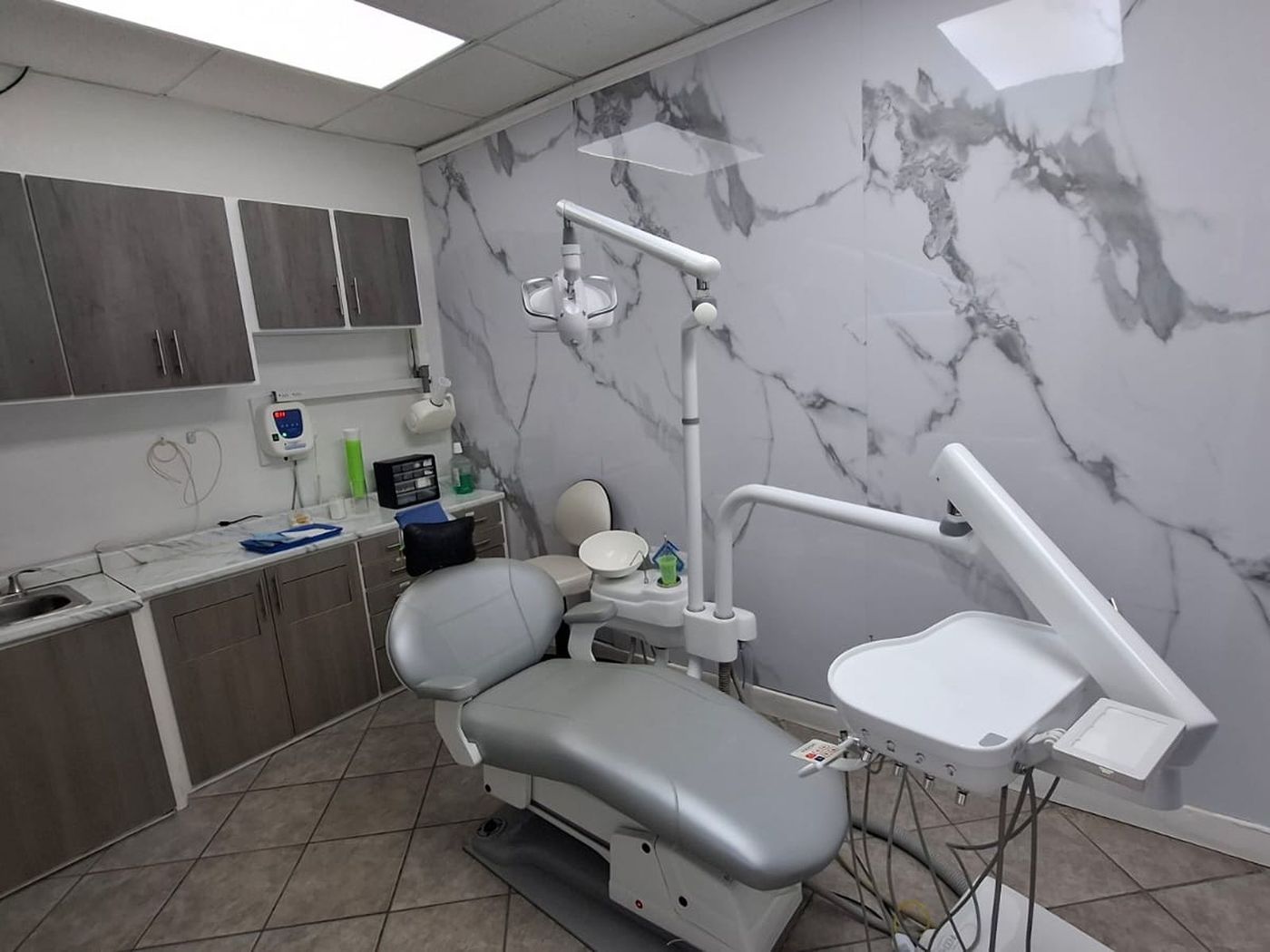 Consultorio de Titanium con muro de mármol y sillón dental